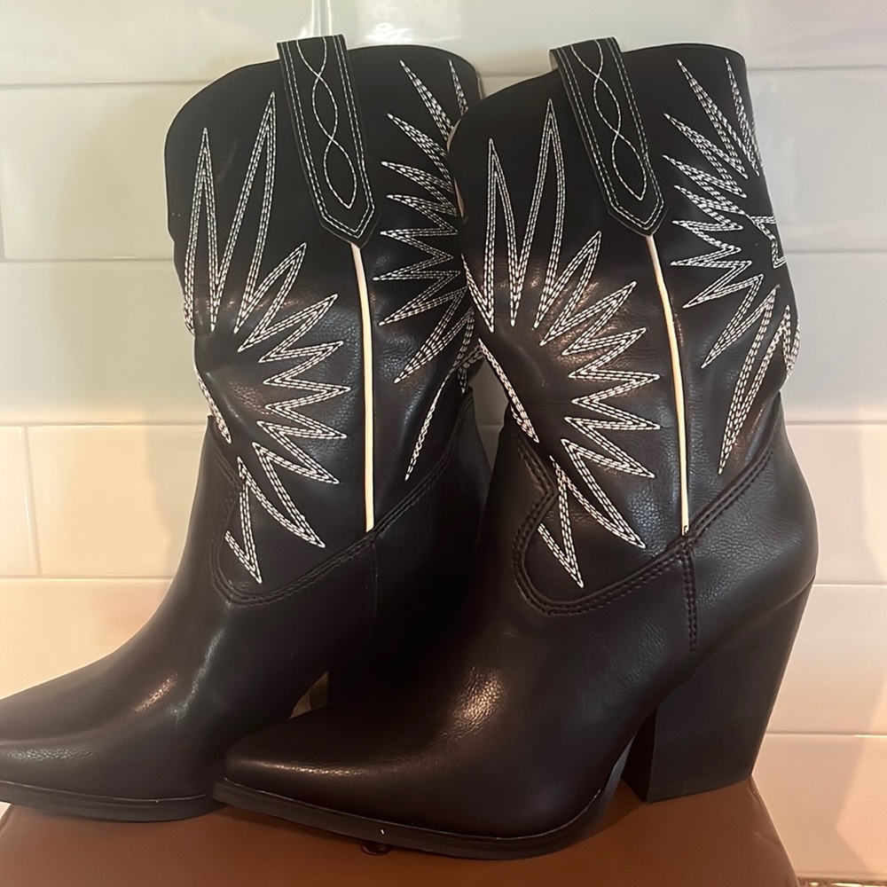 Black western cowboy boots